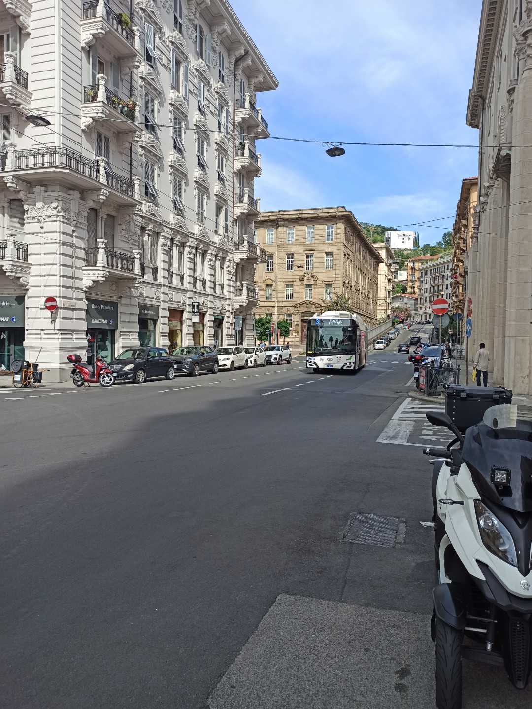 Obus Nr. 827 vom polnischen Typ Solaris Trollino 12 auf der Via Venti Settembre